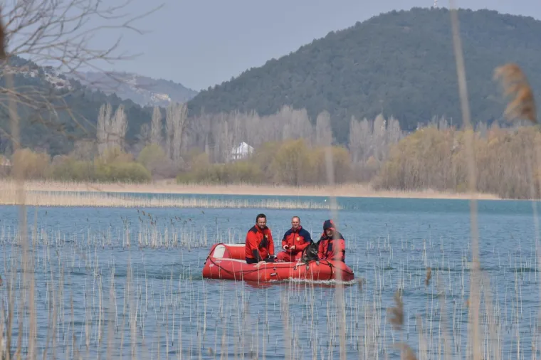 Svim raspoloživim snagama poku&scaron;ava se pronaći tijelo mladića nestalog u Visovačkom jezeru