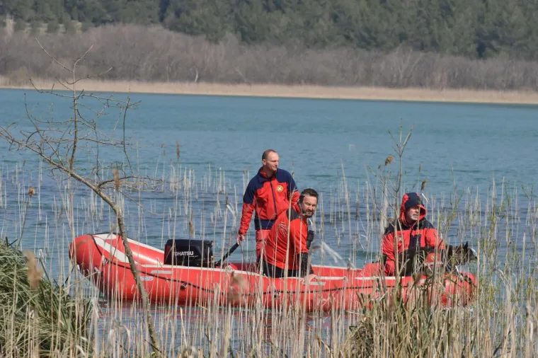 Svim raspoloživim snagama poku&scaron;ava se pronaći tijelo mladića nestalog u Visovačkom jezeru