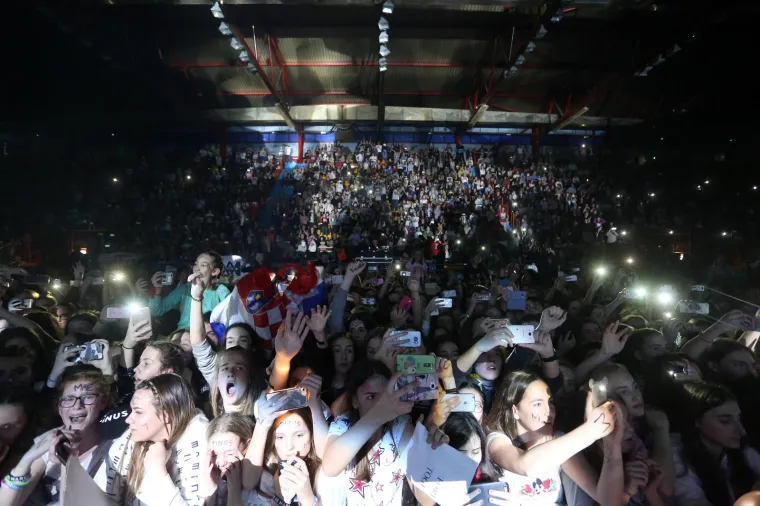 &Scaron;esnaestogodi&scaron;nji blizanci iz Norve&scaron;ke prvo su koncert trebali održati u klubu Aquarius, no zbog velike potražnje lokacija je prebačena u Dom sportova.