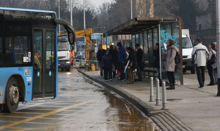 KAOS U ZAGREBU: Pukla cijev u Zvonimirovoj, poplava uzrokovala velike gužve u prometu