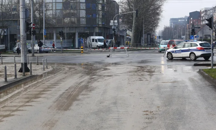 KAOS U ZAGREBU: Pukla cijev u Zvonimirovoj, poplava uzrokovala velike gužve u prometu