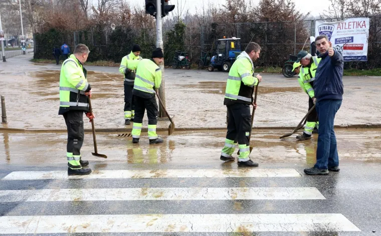 KAOS U ZAGREBU: Pukla cijev u Zvonimirovoj, poplava uzrokovala velike gužve u prometu