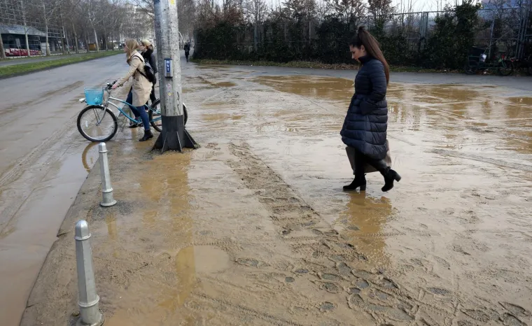 Razlog je to zbog kojeg su jutros nastale i velike prometne gužve na prilaznim ulicama Zvonimirovoj koja je od okreti&scaron;ta na Borongaju pa do Ekonomskog fakulteta trenutno pod vodom.
