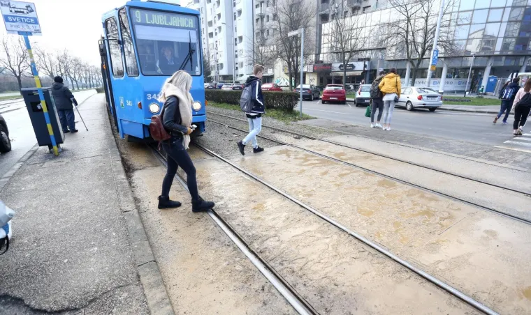 KAOS U ZAGREBU: Pukla cijev u Zvonimirovoj, poplava uzrokovala velike gužve u prometu