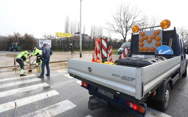 KAOS U ZAGREBU: Pukla cijev u Zvonimirovoj, poplava uzrokovala velike gužve u prometu