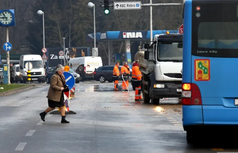 KAOS U ZAGREBU: Pukla cijev u Zvonimirovoj, poplava uzrokovala velike gužve u prometu