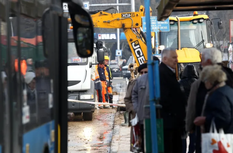 KAOS U ZAGREBU: Pukla cijev u Zvonimirovoj, poplava uzrokovala velike gužve u prometu