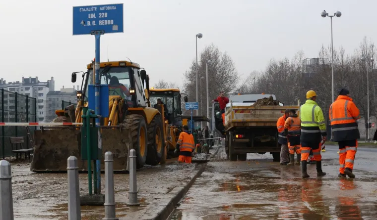 KAOS U ZAGREBU: Pukla cijev u Zvonimirovoj, poplava uzrokovala velike gužve u prometu