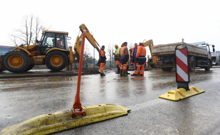 KAOS U ZAGREBU: Pukla cijev u Zvonimirovoj, poplava uzrokovala velike gužve u prometu