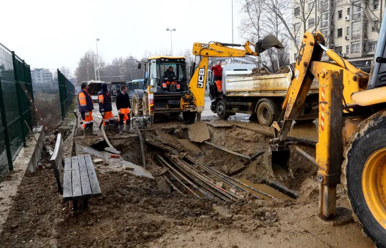 Noćas u 3 sata i 45 minuta policija je dobila dojavu o puknuću vodovodne cijevi na raskrižju zagrebačke Zvonimirove ulice i Donjih Svetica zbog čega su bili prisiljeni obustaviti promet ulicom Svetice od Kennedyjevog trga u smjeru sjevera te ulicom Divka Budaka od raskrižja s Hitrecovom u smjeru Zapada.