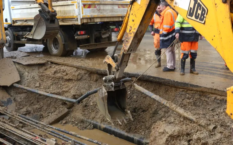 KAOS U ZAGREBU: Pukla cijev u Zvonimirovoj, poplava uzrokovala velike gužve u prometu