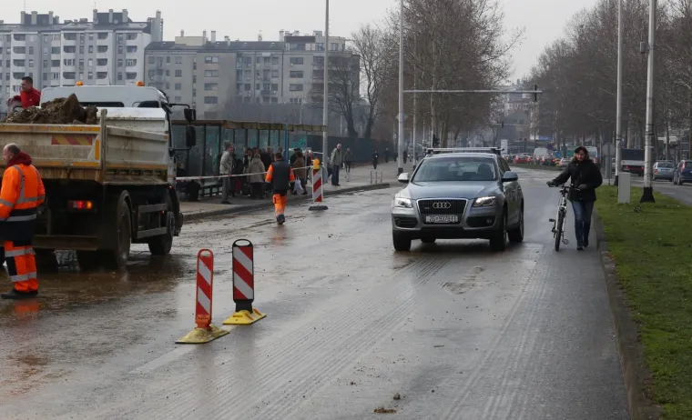 KAOS U ZAGREBU: Pukla cijev u Zvonimirovoj, poplava uzrokovala velike gužve u prometu
