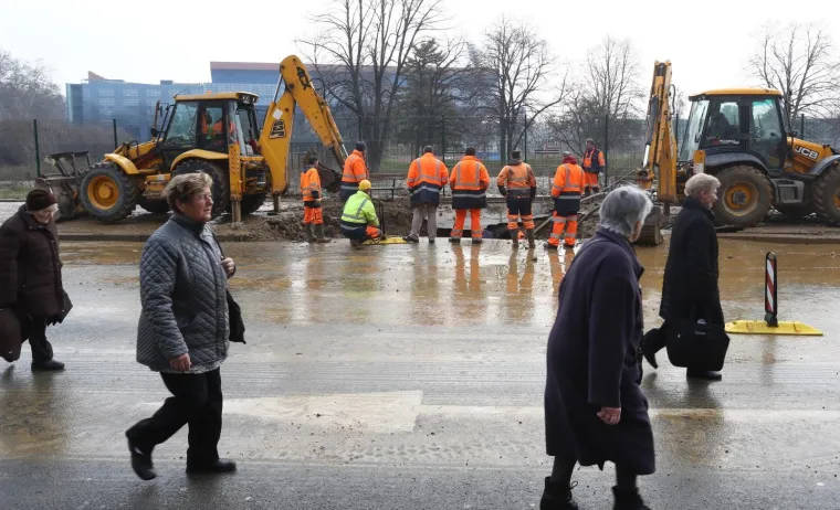 KAOS U ZAGREBU: Pukla cijev u Zvonimirovoj, poplava uzrokovala velike gužve u prometu