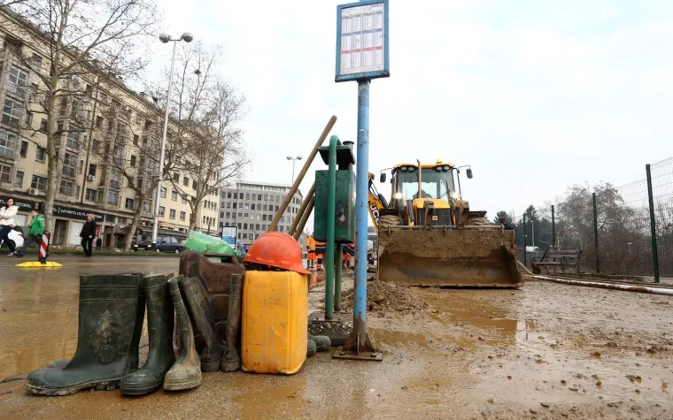 KAOS U ZAGREBU: Pukla cijev u Zvonimirovoj, poplava uzrokovala velike gužve u prometu