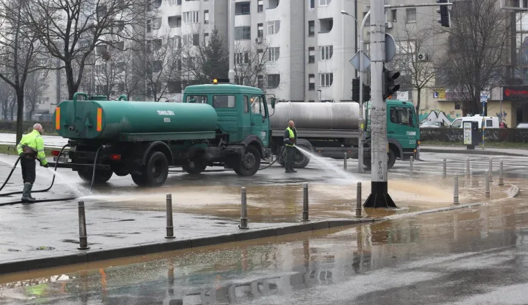 KAOS U ZAGREBU: Pukla cijev u Zvonimirovoj, poplava uzrokovala velike gužve u prometu