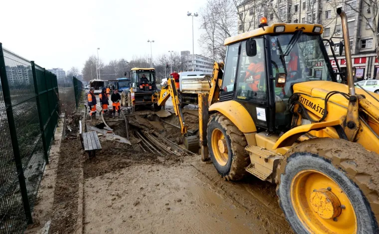 KAOS U ZAGREBU: Pukla cijev u Zvonimirovoj, poplava uzrokovala velike gužve u prometu