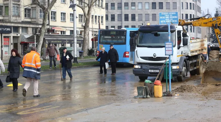 KAOS U ZAGREBU: Pukla cijev u Zvonimirovoj, poplava uzrokovala velike gužve u prometu