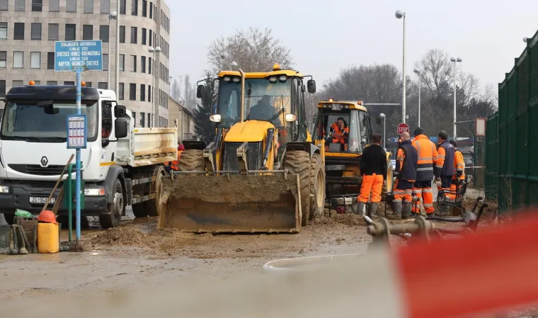 KAOS U ZAGREBU: Pukla cijev u Zvonimirovoj, poplava uzrokovala velike gužve u prometu