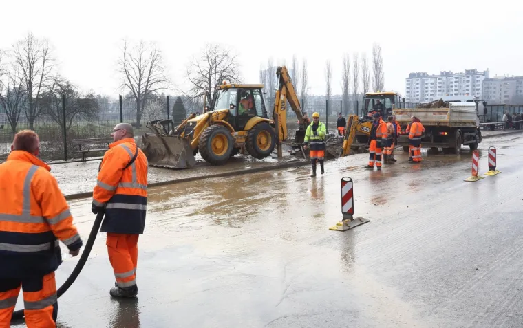 KAOS U ZAGREBU: Pukla cijev u Zvonimirovoj, poplava uzrokovala velike gužve u prometu