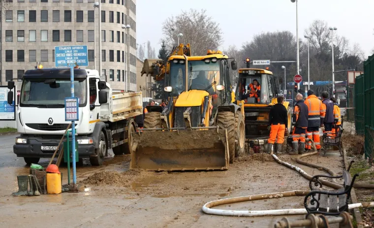 KAOS U ZAGREBU: Pukla cijev u Zvonimirovoj, poplava uzrokovala velike gužve u prometu