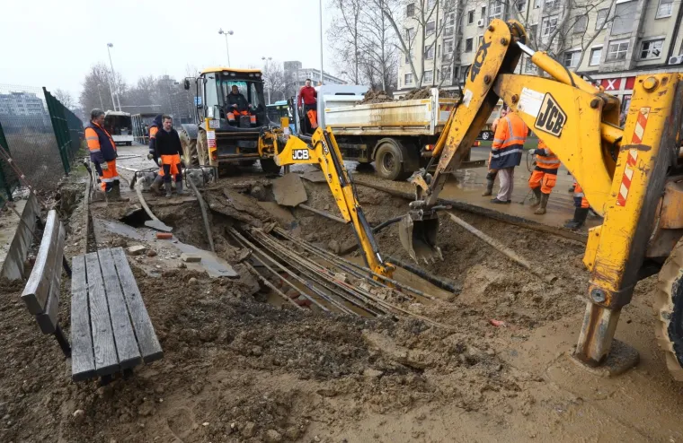 KAOS U ZAGREBU: Pukla cijev u Zvonimirovoj, poplava uzrokovala velike gužve u prometu