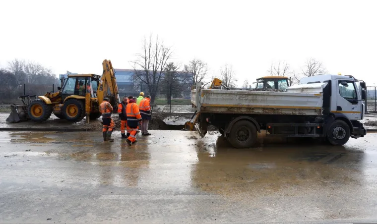 KAOS U ZAGREBU: Pukla cijev u Zvonimirovoj, poplava uzrokovala velike gužve u prometu