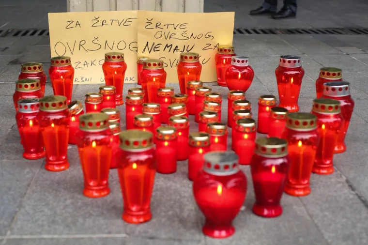 Akcija paljenja svijeća za žrtve ovr&scaron;nog zakona ispred poslovnice Fine