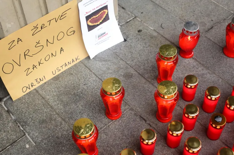 Akcija paljenja svijeća za žrtve ovr&scaron;nog zakona ispred poslovnice Fine