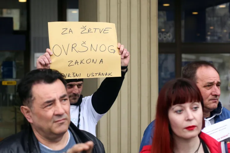 Akcija paljenja svijeća za žrtve ovr&scaron;nog zakona ispred poslovnice Fine