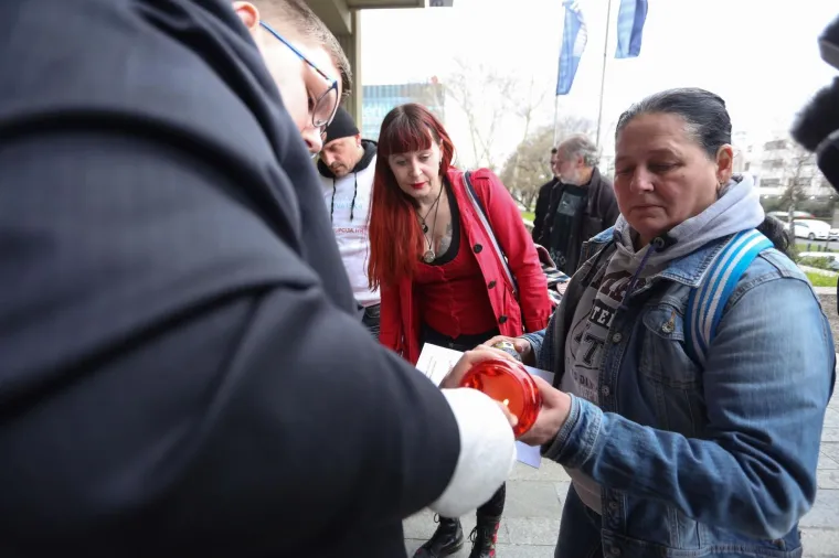 Akcija paljenja svijeća za žrtve ovr&scaron;nog zakona ispred poslovnice Fine