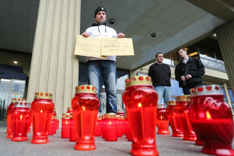 Akcija paljenja svijeća za žrtve ovr&scaron;nog zakona ispred poslovnice Fine