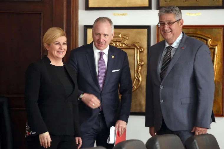 Presretni &scaron;to ju vide: predsjednicu u Splitu zaposlenici gradske uprave izgrlili i izljubili