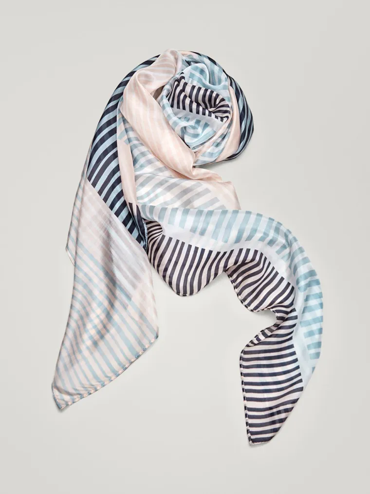 Svilena marama s uzorkom pruga, Massimo Dutti, 379,00 kuna