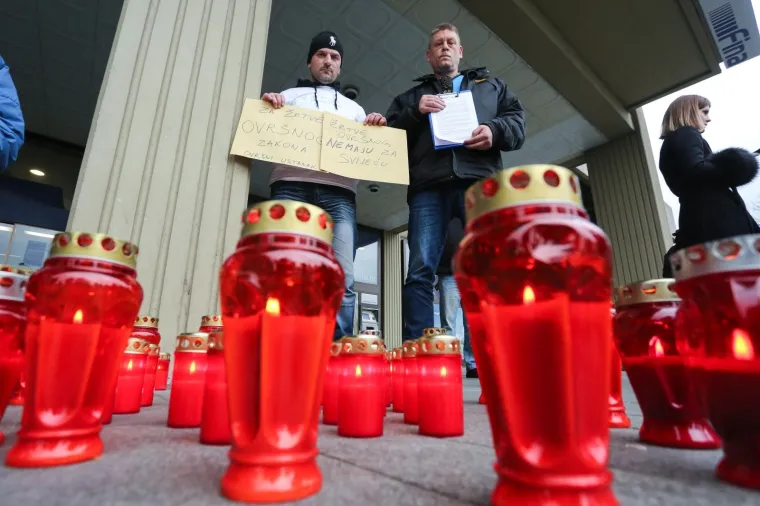 U Zagrebu je u četvrtak poslijepodne organizirana akcija paljenja sviježa za sve žrtve ovršnog zakona diljem Hrvatske pod nazivom Srce za ovršene ispred poslovnice Fine u Vukovarskoj ulici.