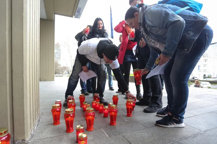 U ZAGREBU ORGANIZIRALI PALJENJE SVIJEĆA NA NEUOBIČAJENOM MJESTU: Evo što stoji iza akcije pred poslovnicom Fine