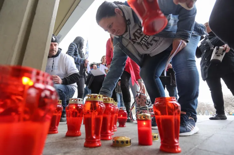 U ZAGREBU ORGANIZIRALI PALJENJE SVIJEĆA NA NEUOBIČAJENOM MJESTU: Evo što stoji iza akcije pred poslovnicom Fine