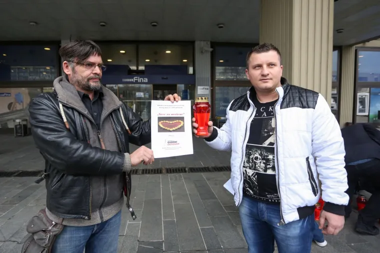 U ZAGREBU ORGANIZIRALI PALJENJE SVIJEĆA NA NEUOBIČAJENOM MJESTU: Evo što stoji iza akcije pred poslovnicom Fine