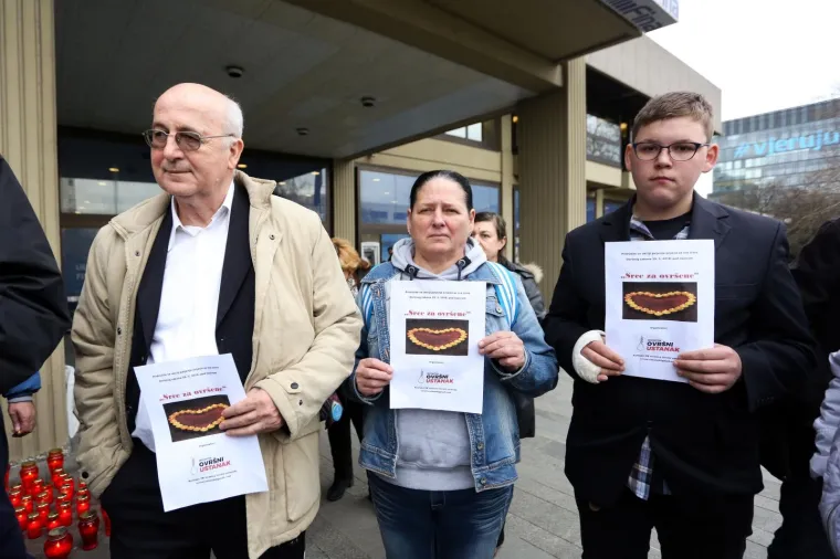 U ZAGREBU ORGANIZIRALI PALJENJE SVIJEĆA NA NEUOBIČAJENOM MJESTU: Evo što stoji iza akcije pred poslovnicom Fine