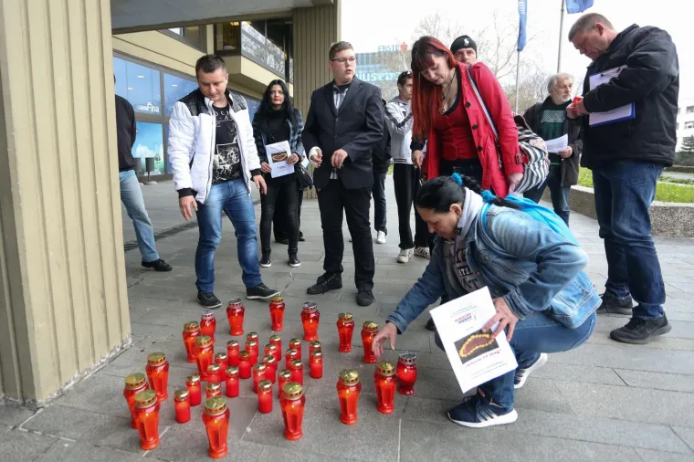 U ZAGREBU ORGANIZIRALI PALJENJE SVIJEĆA NA NEUOBIČAJENOM MJESTU: Evo što stoji iza akcije pred poslovnicom Fine