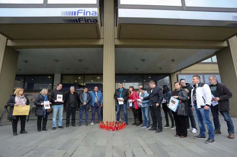 U ZAGREBU ORGANIZIRALI PALJENJE SVIJEĆA NA NEUOBIČAJENOM MJESTU: Evo &scaron;to stoji iza akcije pred poslovnicom Fine