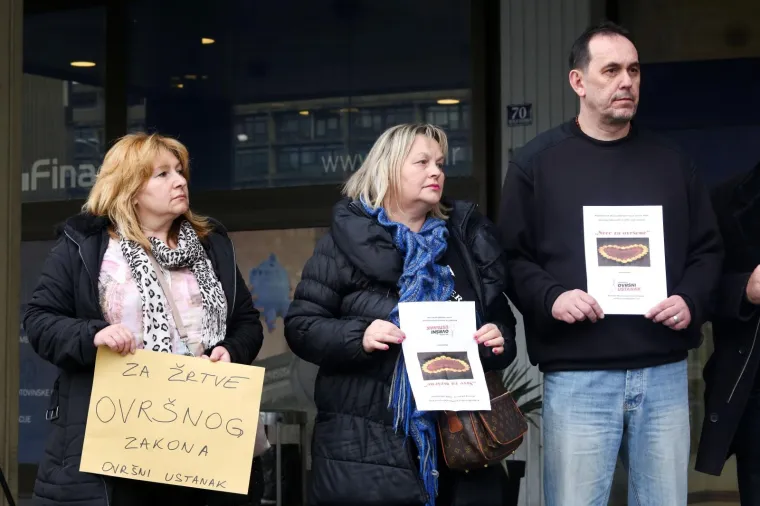 U ZAGREBU ORGANIZIRALI PALJENJE SVIJEĆA NA NEUOBIČAJENOM MJESTU: Evo &scaron;to stoji iza akcije pred poslovnicom Fine