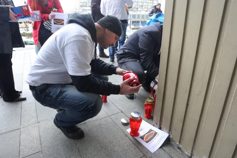 U ZAGREBU ORGANIZIRALI PALJENJE SVIJEĆA NA NEUOBIČAJENOM MJESTU: Evo &scaron;to stoji iza akcije pred poslovnicom Fine