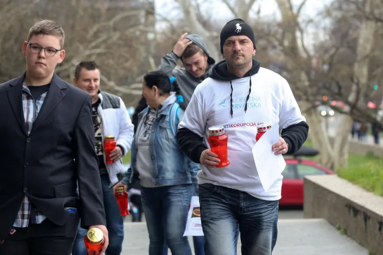 U ZAGREBU ORGANIZIRALI PALJENJE SVIJEĆA NA NEUOBIČAJENOM MJESTU: Evo &scaron;to stoji iza akcije pred poslovnicom Fine