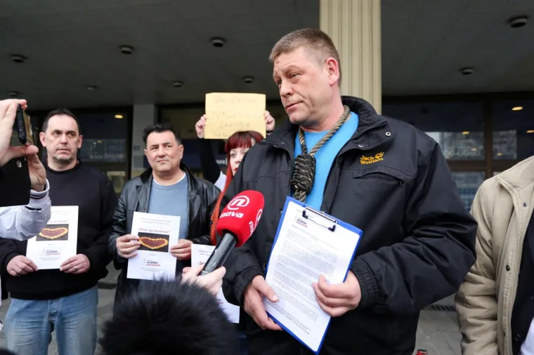 U ZAGREBU ORGANIZIRALI PALJENJE SVIJEĆA NA NEUOBIČAJENOM MJESTU: Evo &scaron;to stoji iza akcije pred poslovnicom Fine