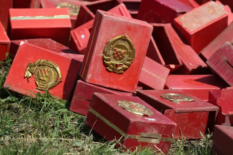 Bacili su sve niz rijeku: glasačke kutije iz doba Jugoslavije bačene u kanal Sava &ndash; Odra