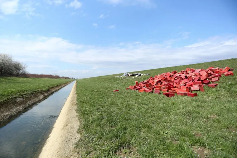 Bacili su sve niz rijeku: glasačke kutije iz doba Jugoslavije bačene u kanal Sava &ndash; Odra