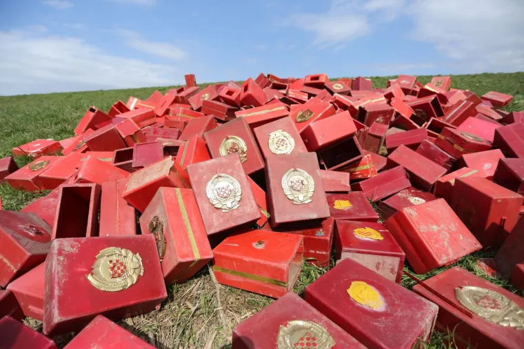 Bacili su sve niz rijeku: glasačke kutije iz doba Jugoslavije bačene u kanal Sava &ndash; Odra