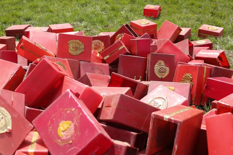 Bacili su sve niz rijeku: glasačke kutije iz doba Jugoslavije bačene u kanal Sava &ndash; Odra