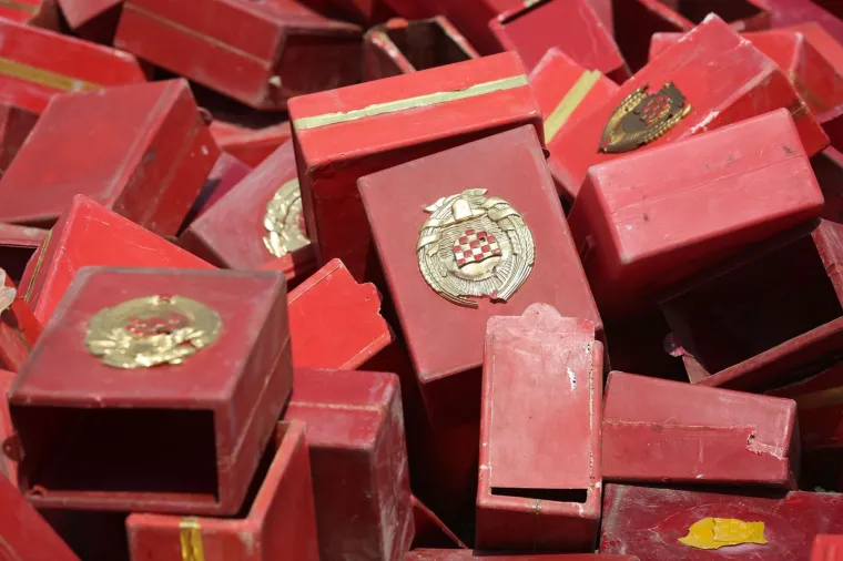 Bacili su sve niz rijeku: glasačke kutije iz doba Jugoslavije bačene u kanal Sava &ndash; Odra