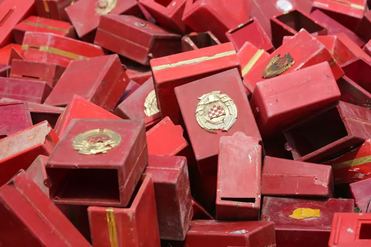 Bacili su sve niz rijeku: glasačke kutije iz doba Jugoslavije bačene u kanal Sava &ndash; Odra